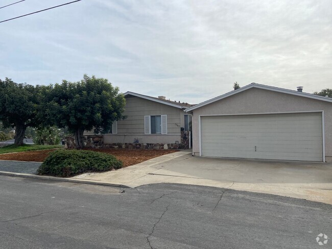 Building Photo - Large 3 Bed, 2 Bath in La Mesa!! Rental