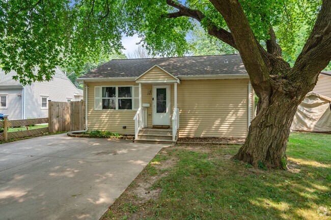 Building Photo - UPDATED 3 BR/1 BATH CENTRALLY LOCATED IN G... Rental