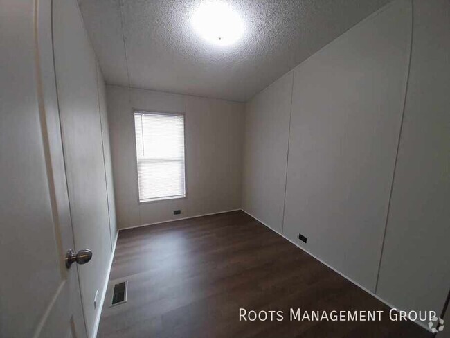 Building Photo - 3 Bed 2 Bath Home Available for Lease at L... Unit 79