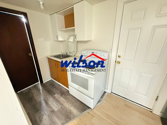 Building Photo - 1531 McKinley Ave Unit 1531 1/2 Rental