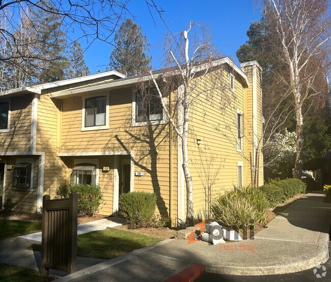 Building Photo - Refinished 3bd / 2.5ba Townhouse