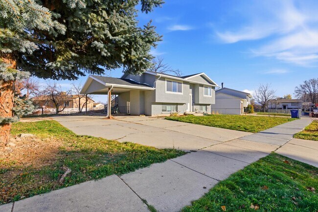 Building Photo - 5210 Woodledge Ave