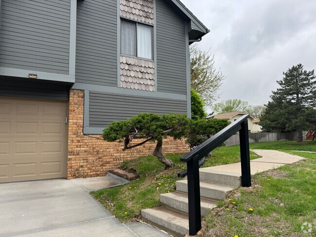 Building Photo - Spacious Corner Townhome with Private Yard...