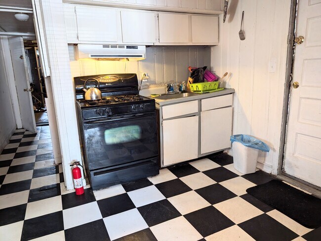 Photo - 1466 W Rascher Ave Unit Great Area 1 Br Garden