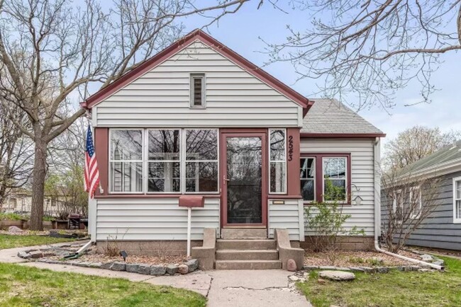 Northeast Single Family Home, Fenced Yard,... - Northeast Single Family Home, Fenced Yard,...