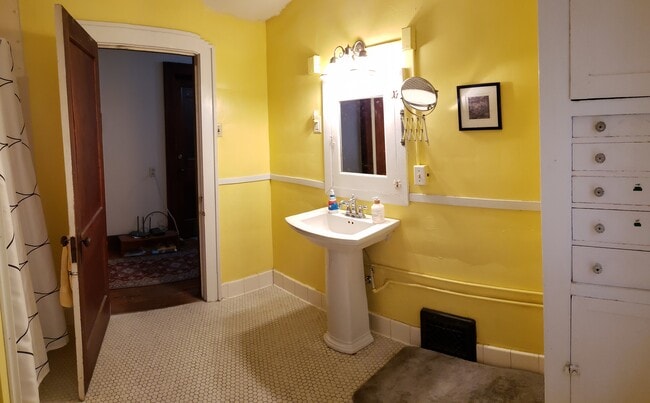 Foto principal - 613 E College St