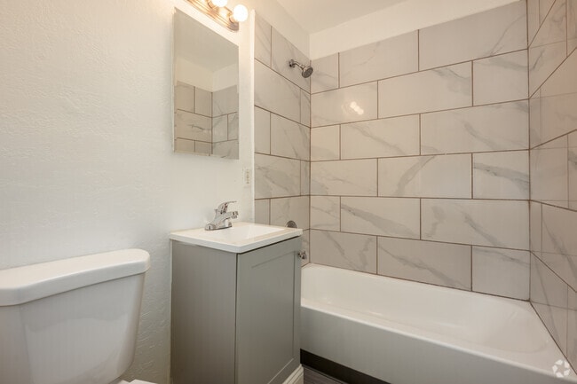 1BR, 1BA - 525SF - Bathroom