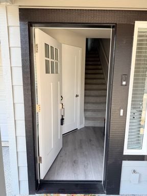 Building Photo - Stunning Tri Level 3/2.5 Townhome in the G...