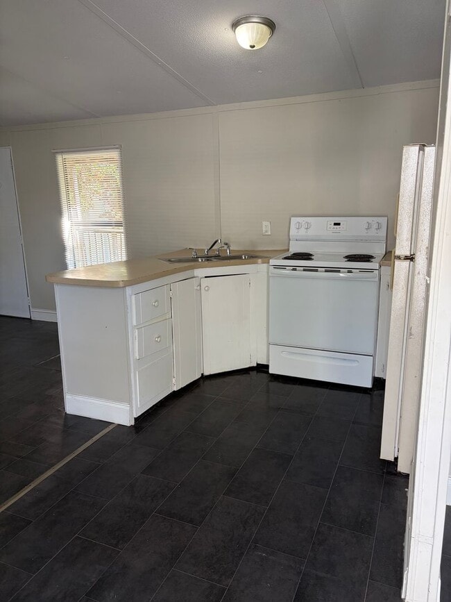 Building Photo - Francis- 707 MH Unit C-4