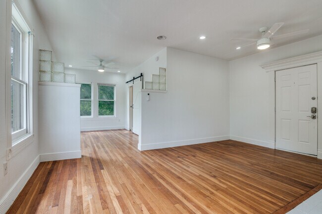 Photo - 5211 Worth St