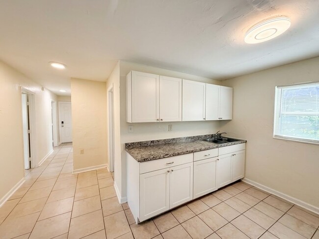 $1400 - 3 Bedroom 1 Bath