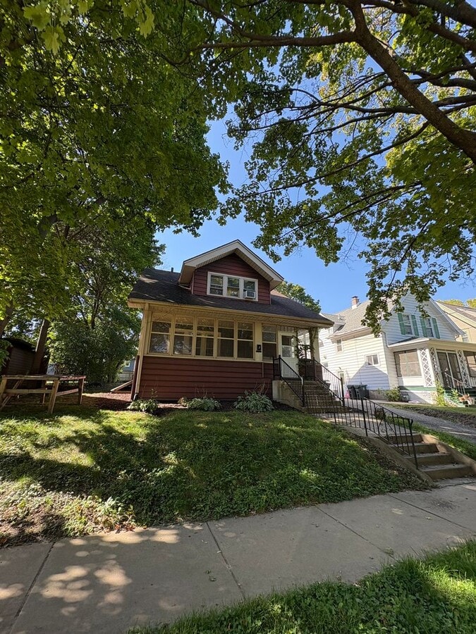5-Bedroom Home Near Camp Randall with Base... - 5-Bedroom Home Near Camp Randall with Base...