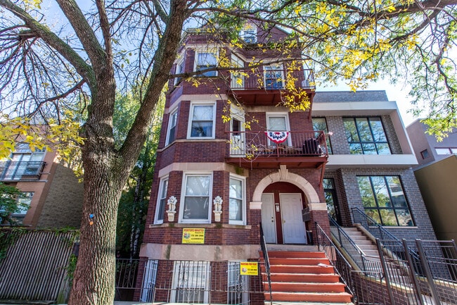 Building Photo - Massive 4bed/2bath DUPLEX in the HEART of Bucktown/Wicker Park! In-Unit Laundry! Central Air! Unit 3R