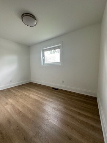 Building Photo - 2294 Lake Shore Blvd W Unit Room 102