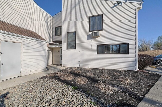 Building Photo - 25 Pierces Rd Unit 22