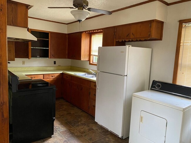 Photo - come look at this 3 bedroom 1 bathroom home