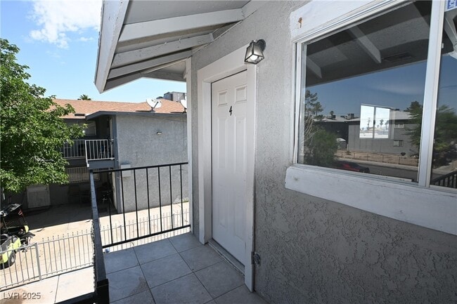 Building Photo - 1512 Cobb Ln Unit 4