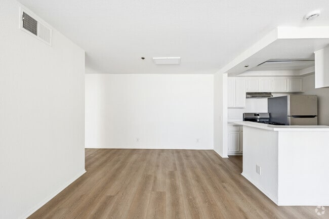 2BR, 2BA - 1050SF - Dining Room - Hyde Park