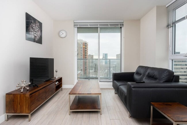 Building Photo - 9733-9111 111 St NW