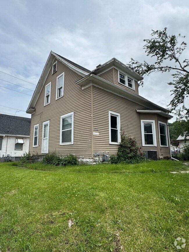 Building Photo - 2 bedroom 1 bath home in Moline