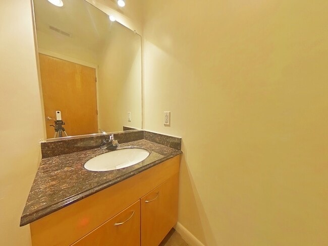 Building Photo - 1011 W Marshall St Unit 125