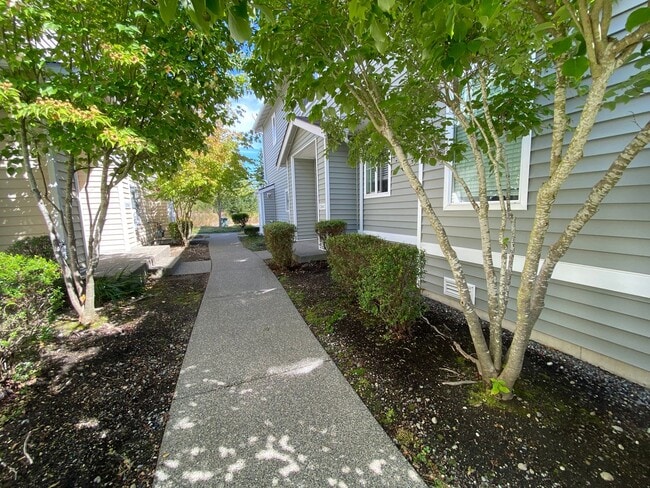 Building Photo - DuPont 2 Bedroom Town Home