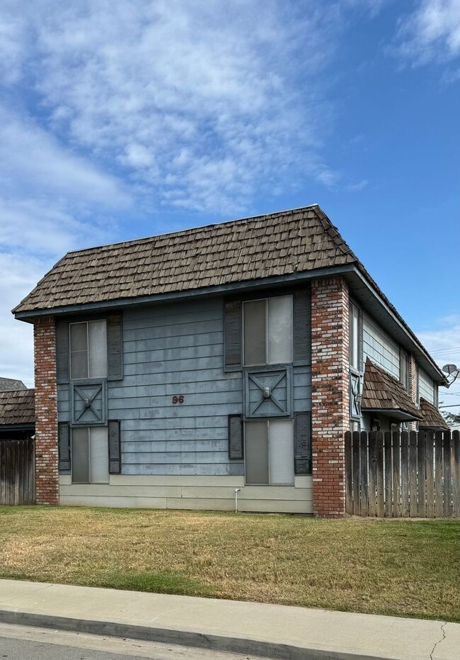 Building Photo - Updated 2 bedroom 2 bathroom condo
