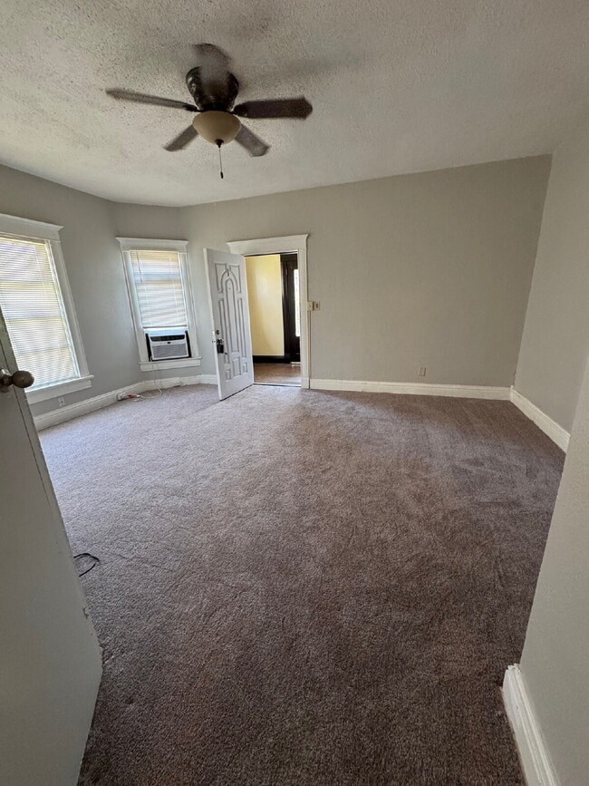 Photo - "Cozy 1-Bedroom Haven in Wichita's Heart – Your Perfect Urban Retreat Awaits!" Unidad 1