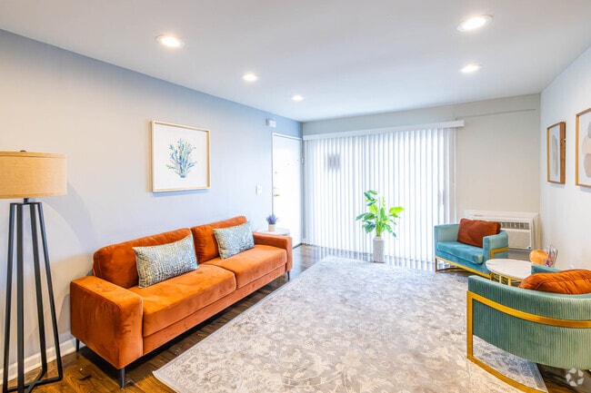 1BR, 1BA - 1,050SF - Living Room