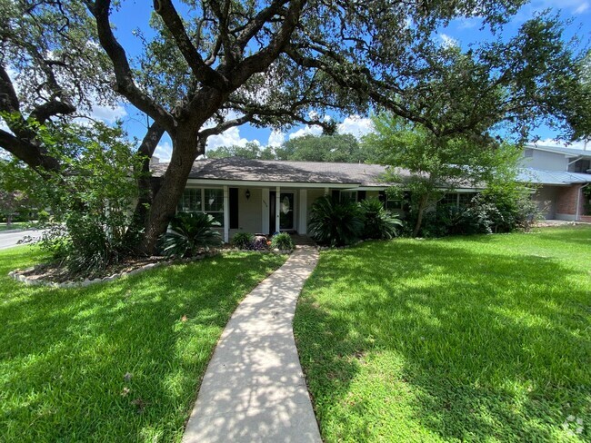 Building Photo - July Move-In Special - Fabulous 4/2 single... Rental