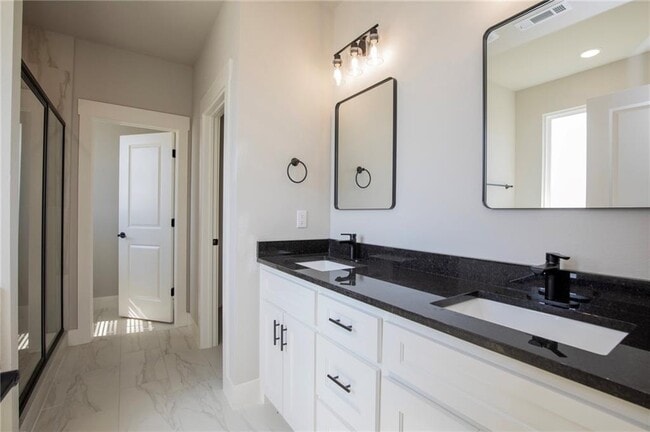 Photo - 300 White Oak St