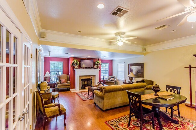 Photo - 5900 McCain Park Pl Unidad Fairfax Crossing - 1 Bedroom