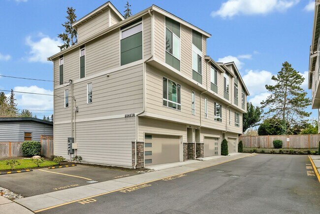 Photo - 3bed/2.5 Bath Modern Comfort Meets Elegant...