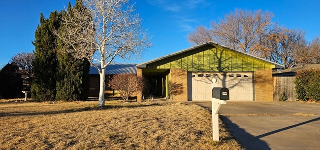 Building Photo - Beautiful 4 Bed/2 Bath Family Home