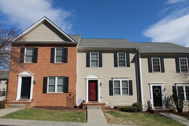 Photo - 3 story townhome with fenced in yard for rent in Taylor Springs