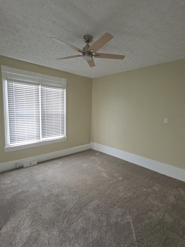Building Photo - 403 Locust Ave Unit Apartment 2