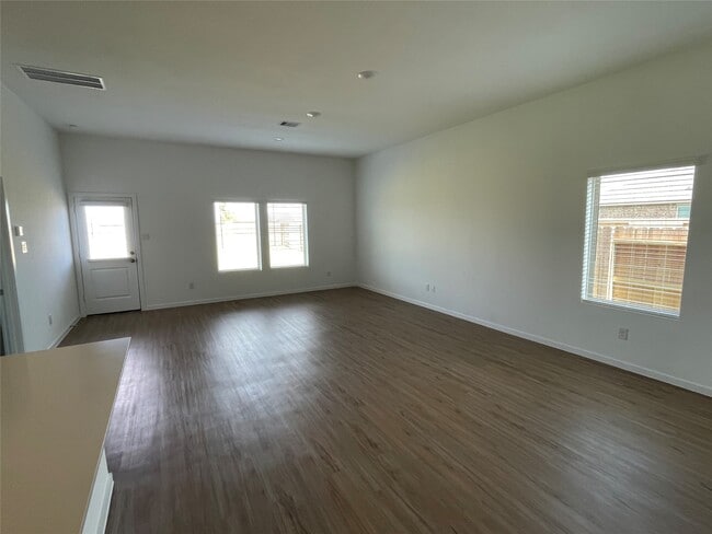 Photo - 827 Rosewood Trl