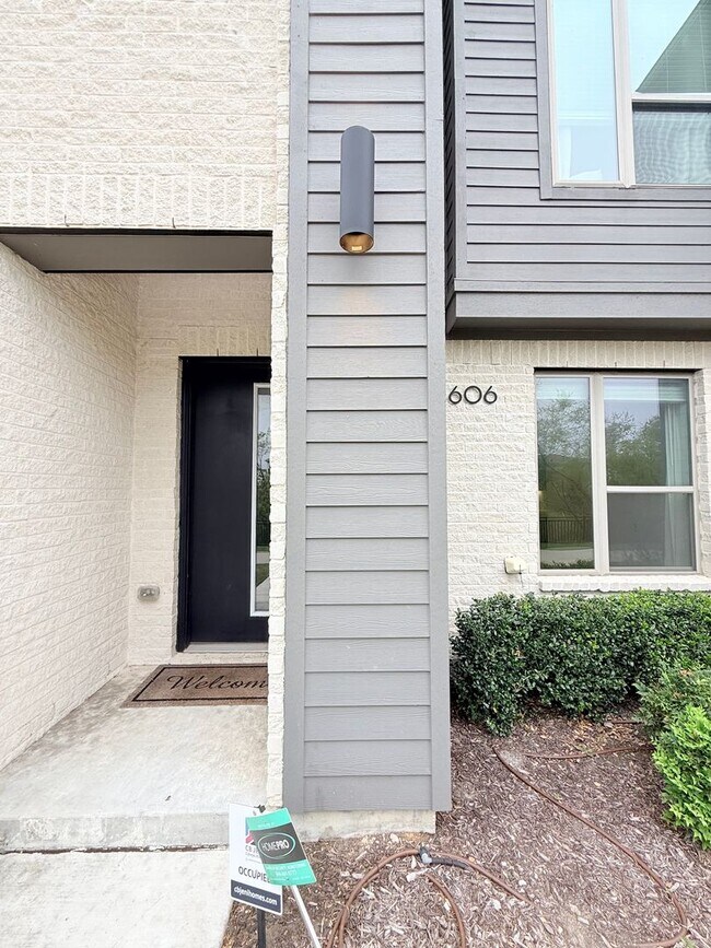 Photo - AVAILABLE NOW -Stunning 3-Bedroom Townhome Overlooking Greenbelt in Plano ISD 600 Collier Drive
