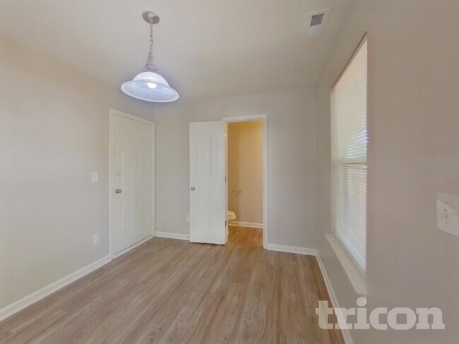 Photo - 345 Hunslet Cir