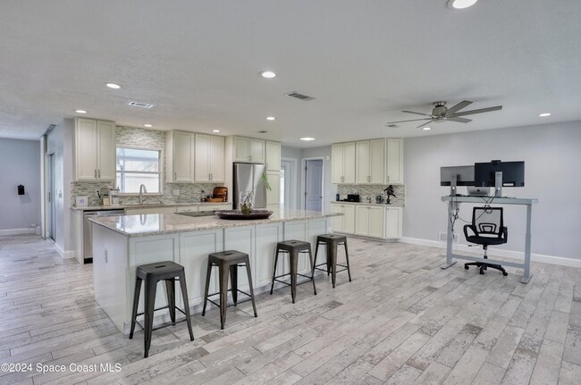 Photo - 590 Coconut St