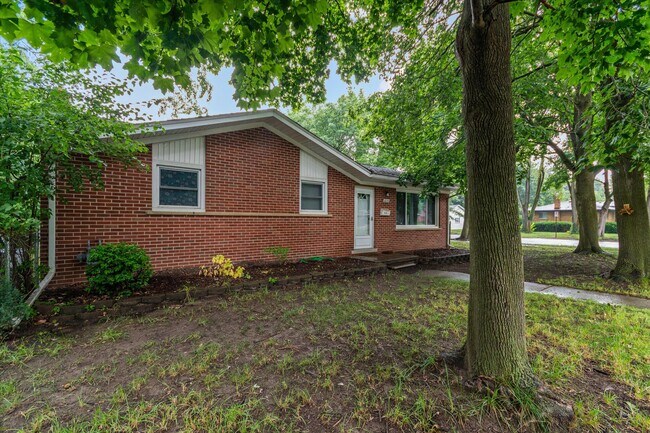 Photo - 1015 N Maple Rd