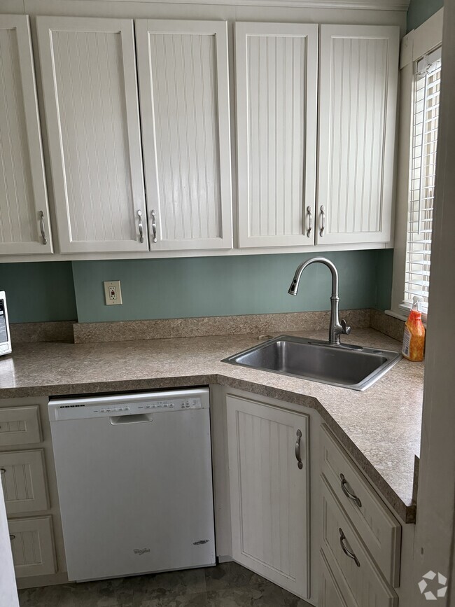 Building Photo - 384 North Rd Unit A Rental