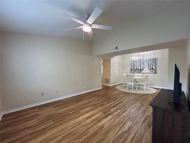 Photo - 2360 SW Archer Rd Unidad 1012