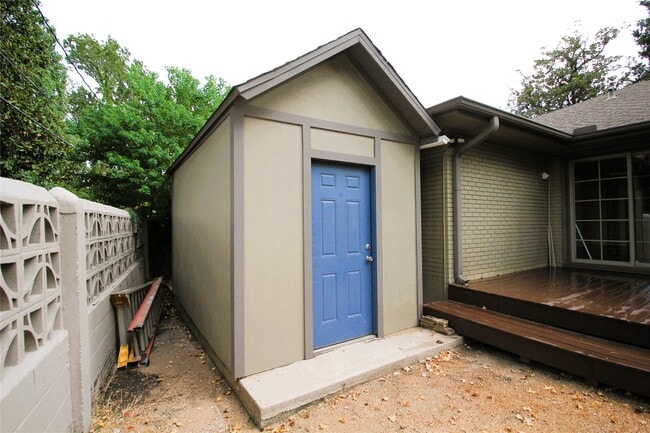 Building Photo - 6729 Sylvan Rd