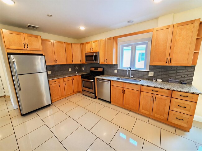 Building Photo - 159 Elm St Unit 1