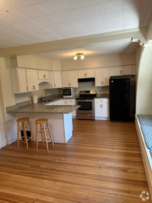 Building Photo - 1231 Islington St Unit #2 Rental