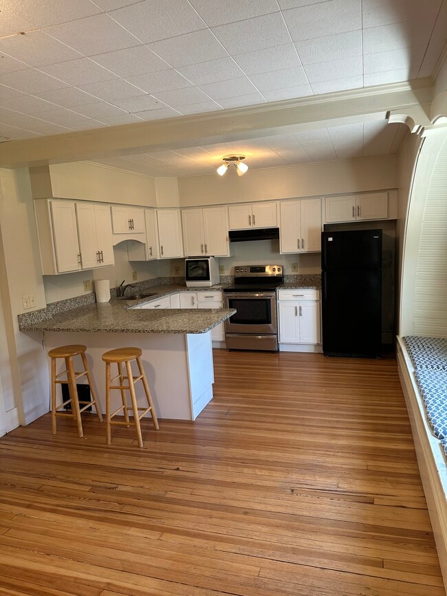 Building Photo - 1231 Islington St Unit #2 Rental
