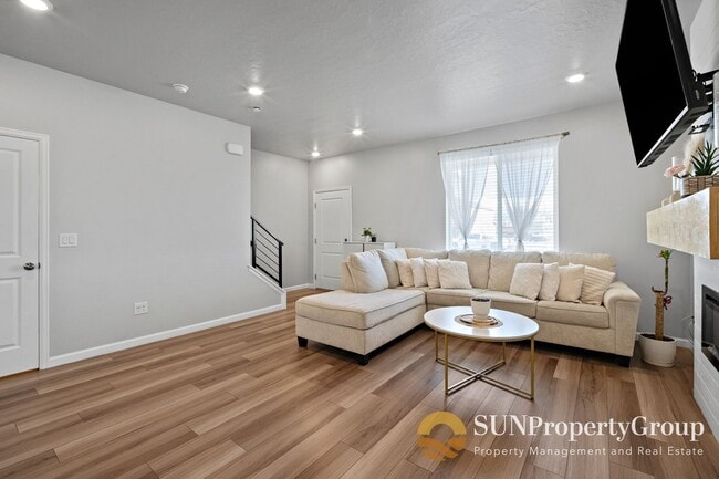 Photo - Stunning Duplex In Desirable Saratoga Springs!