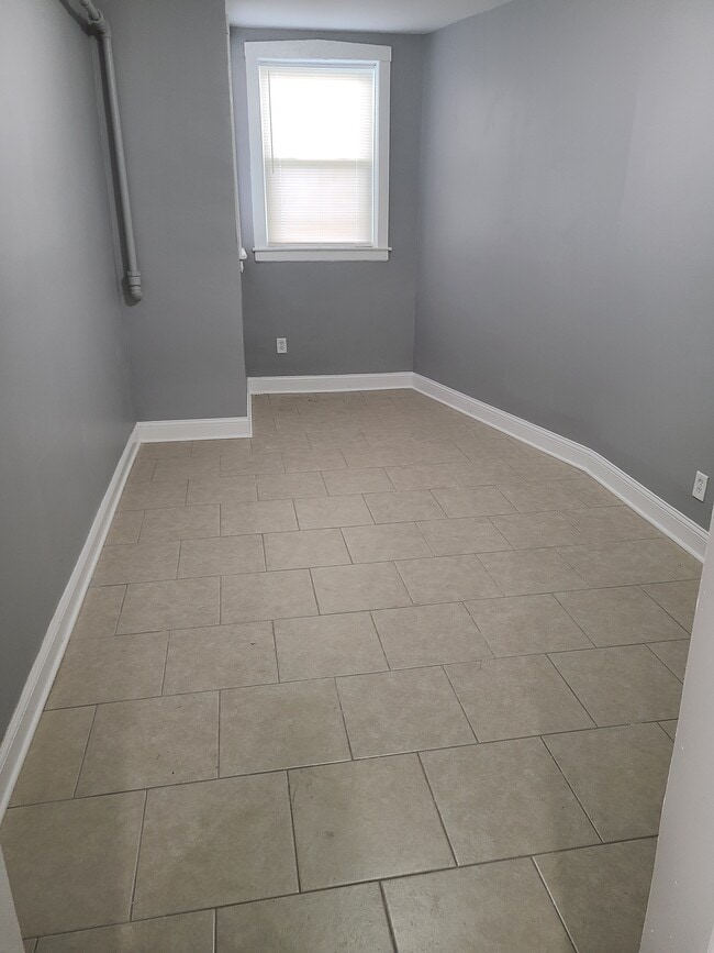 Building Photo - 6418 S Eberhart Ave Unit B