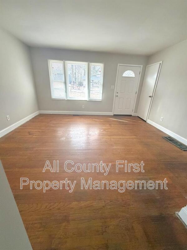 Photo - 3236 Renault Rd SE